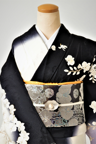 訪問着［白、黒、紫に刺繍の花］