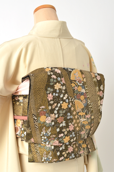 訪問着[鳥の子色/小さな四季花]