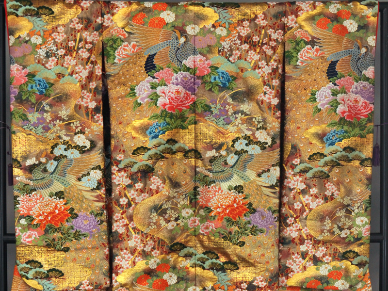 打掛(いぶし金地・吉祥模様)