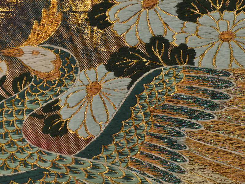 打掛(いぶし金地・吉祥模様)