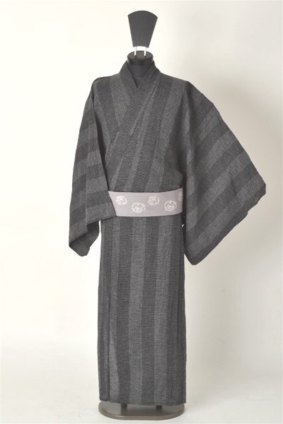 浴衣［184〜194ｃｍ］(黒&グレイの竪縞の絣模様）